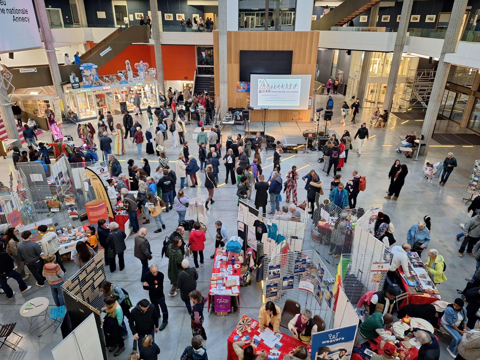 Le public et les associations réunis au festival, à Bonlieu